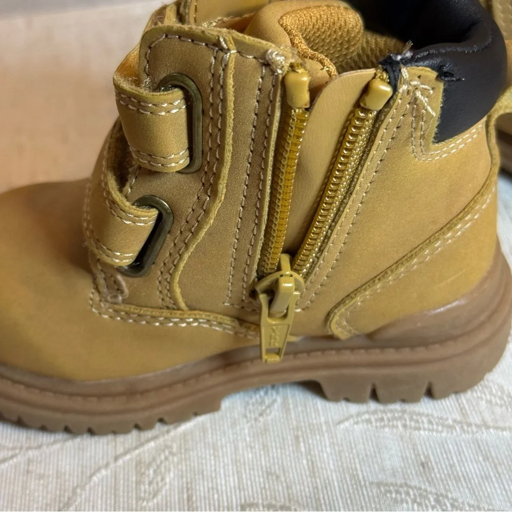 Wonder Nation Size‎ 4 Baby / Toddler Boots. Tan with Side Zipper.